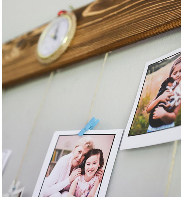 Kişiye Özel 12 Fotoğraflı Doğal Ahşap Eskitme Jüt İpli Saatli Tasarım Fotoğraf Askısı