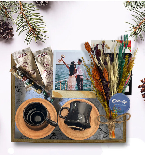 Kişiye Özel Fotoğraflı Kuru Çiçek Buketli 2 li Siyah Porselen Fincan Çikolata Kahve Hediye Kutusu