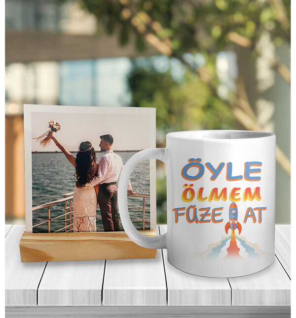 Kişiye Özel Fotoğraflı Öyle Ölmem Füze At Tasarımlı Kupa ve Fotoğraf Çerçeveli Hediye Seti oh904
