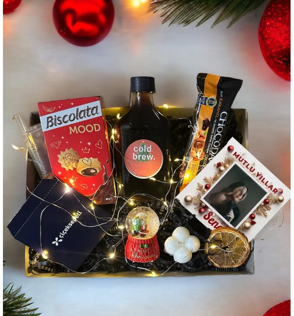 Kişiye Özel Fotoğraflı Yeni Yıl Çerçeve Tasarım Cold Brew Kar Küresi Mum Çikolata ve Peri Led Hediye Kutusu