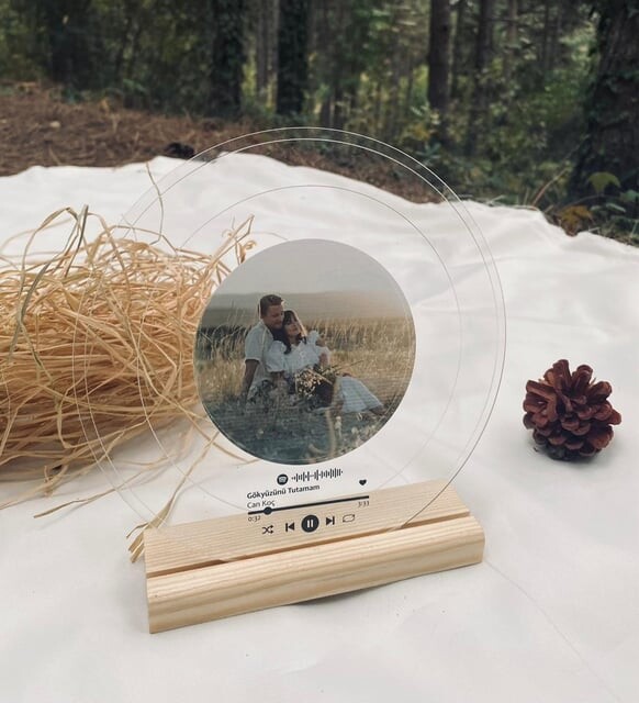 Kişiye Özel Tasarlanan Fotoğraflı Spotify Şarkı Barkodlu Yuvarlak Plak Tasarım Fotoğraf Çerçevesi