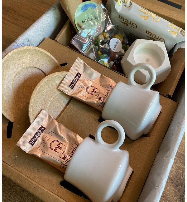 Kuru Çiçek Buketli 2 li Porselen Fincan Çikolata Mumluk Kahve Hediye Kutusu