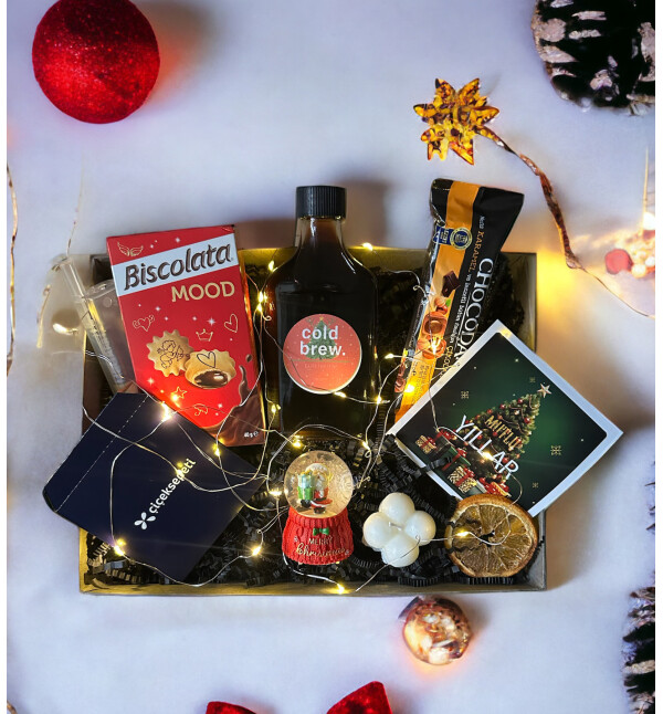 Yeni Yıla Özel Cold Brew Kar Küresi Mum Çikolata ve Peri Led Hediye Kutusu