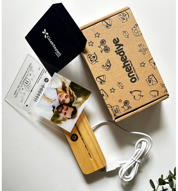 Işıklı Kişiye Özel Fotoğraflı Spotify Şarkı Barkodlu 3D Led Lamba Masaüstü Plak Gece Lambası Fotoğraf Çerçevesi