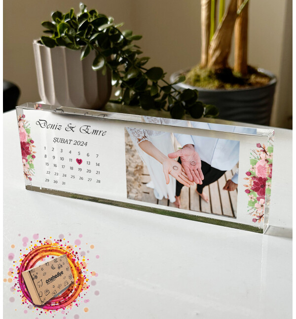Kişiye Özel Tasarlanan Fotoğraflı İsimli Kırmızı Çiçek Takvim Tasarım Kalın Akrilik Masaüstü Fotoğraf Çerçevesi Plaket Hediye
