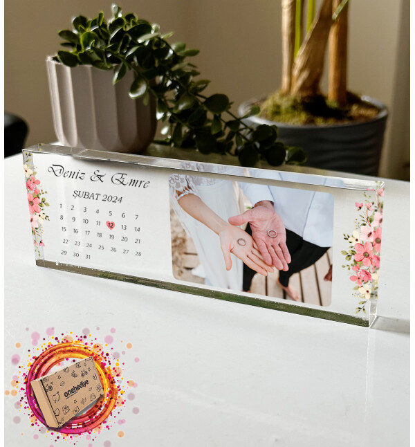 Kişiye Özel Tasarlanan Fotoğraflı İsimli Pembe Çiçek Takvim Tasarım Kalın Akrilik Masaüstü Fotoğraf Çerçevesi Plaket Hediye