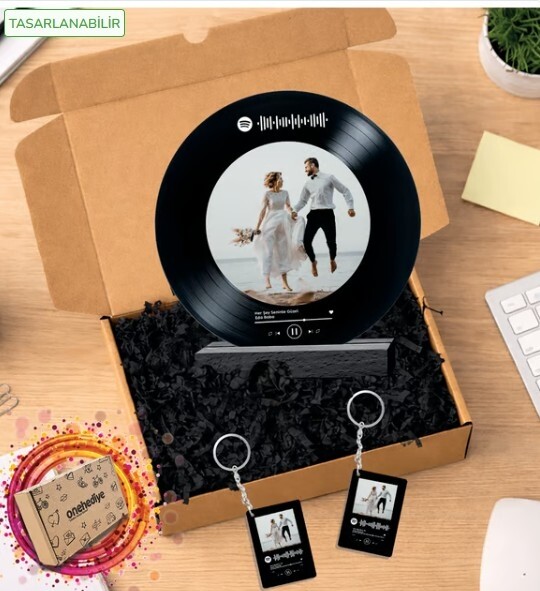 Kişiye Özel Tasarlanan Fotoğraflı Spotify Şarkı BarkodluYuvarlak Plak Tasarım Fotoğraf Çerçevesi ve 2 Anahtarlık Hediyeli